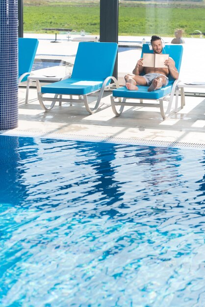 Athlète reposant sur une chaise longue et écoutant de la musique