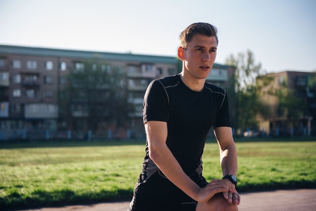 L'athlète s'échauffe au stade