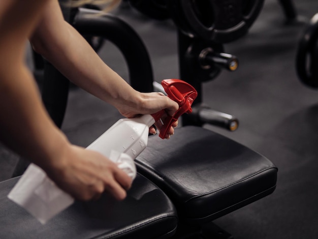 Athlète s'entraînant au gymnase pendant la pandémie portant un masque protecteur