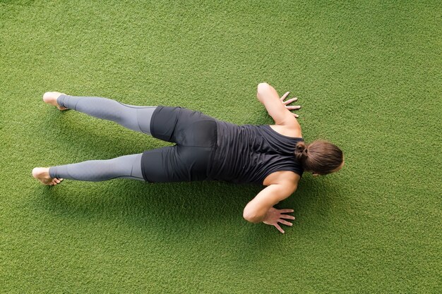 Athlète s'entraînant dans la salle de gym faisant des pompes