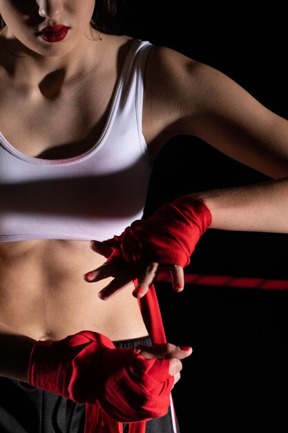 Photo l'athlète s'enveloppe les mains avec un bandage de boxe se préparant à un combat important la femme