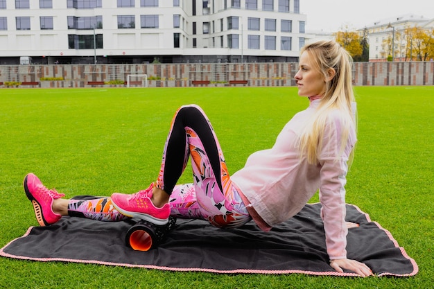 L'athlète se réchauffe avant de s'entraîner dans un stade extérieur Une coureuse Un style de vie sportif