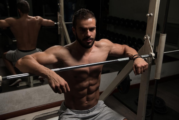 Athlète se reposant dans la salle de gym après l'exercice