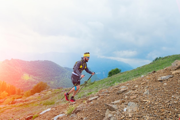 Athlète Skyrunner tout en s'entraînant dans les montagnes avec des bâtons