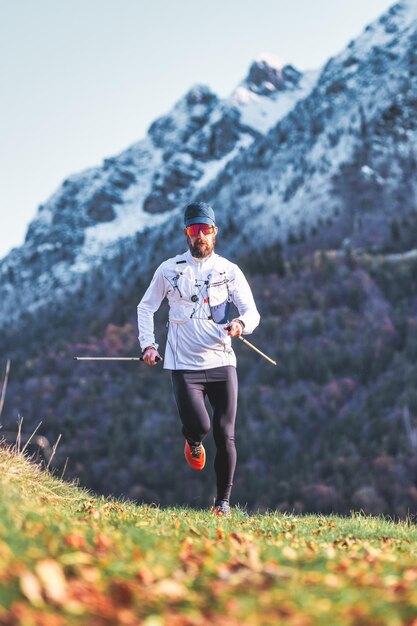 Athlète solo lors d'un entraînement d'endurance avec des bâtons