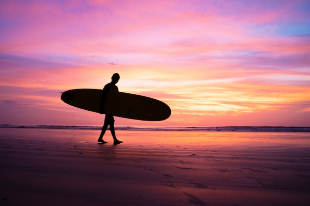 Athlète de surf silhouette pendant le coucher du soleil à Phuket en Thaïlande