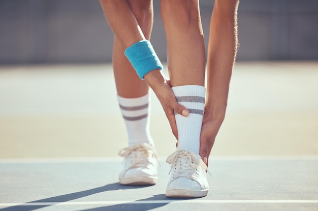 Athlète de tennis souffrant de douleurs à la cheville et blessé sur un court après une séance d'entraînement ou une pratique en plein air Sportif professionnel avec accident après un match ou un match d'exercice de fitness dans un club de sport