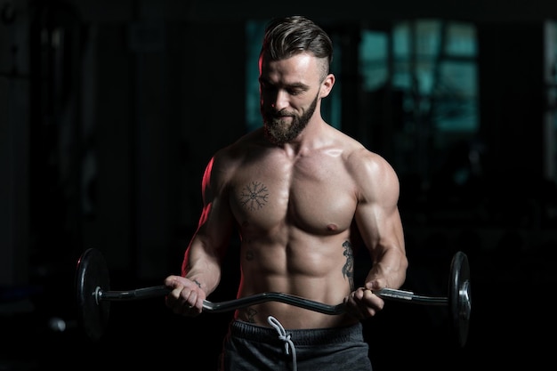 Athlète travaillant sur les biceps dans une salle de sport