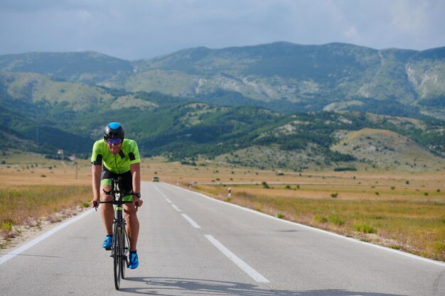 Photo athlète de triathlon à vélo