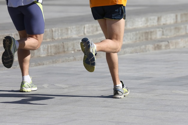 Les athlètes courent des marathons sur le trottoir