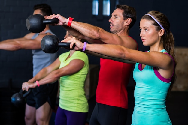 Athlètes exerçant dans la salle de gym