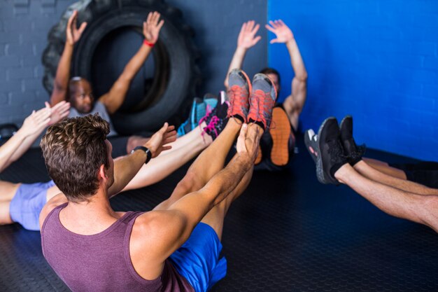 Athlètes faisant des exercices d'étirement