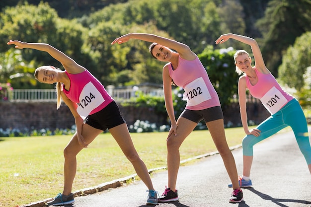 Athlètes féminines s'échauffant dans le parc