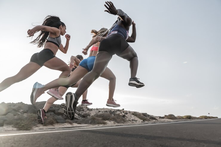 Athlètes femmes courir sur la route