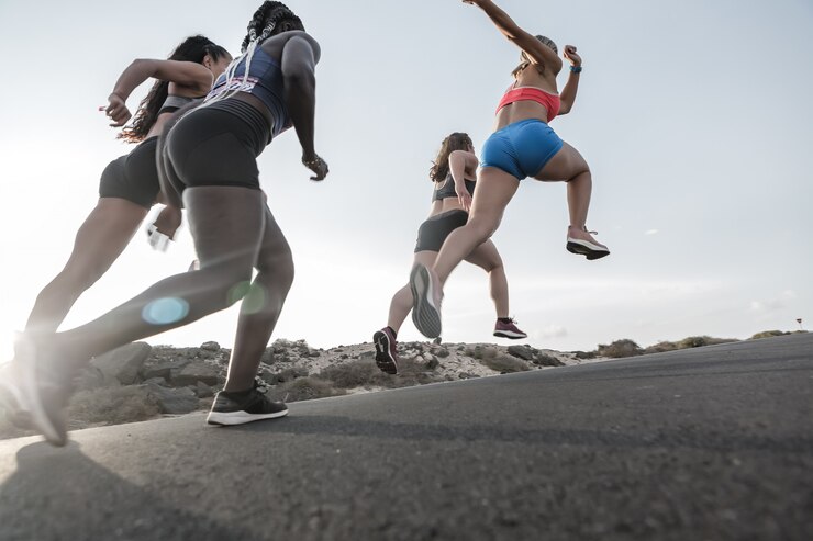 Athlètes femmes courir sur la route