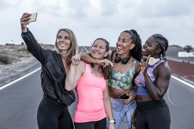 Athlètes femmes prenant selfie sur la route