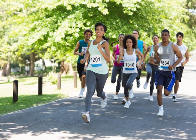 Les athlètes de marathon courir