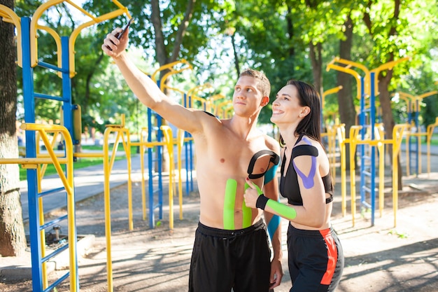 Athlètes professionnels avec bande élastique kinésiologique sur les corps sur le terrain de sport