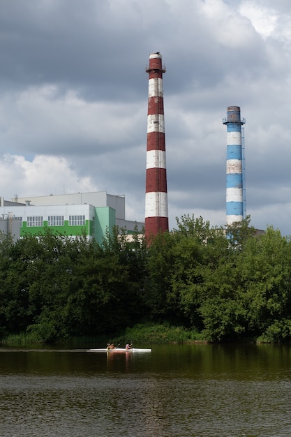 Les athlètes s'entraînent au kayak sur la rivière