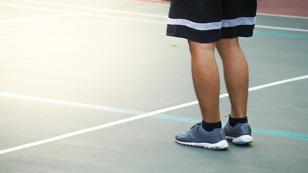 Les athlètes se tiennent dans les terrains de volleyball.