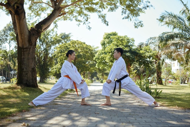 Des athlètes de taekwondo qui s'entraînent