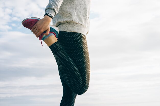 Athlétique Femme Sportswear faisant des jambes qui s&#39;étirent