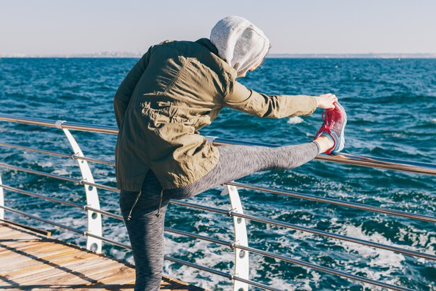 Athlétique jeune femme fait des exercices sportifs