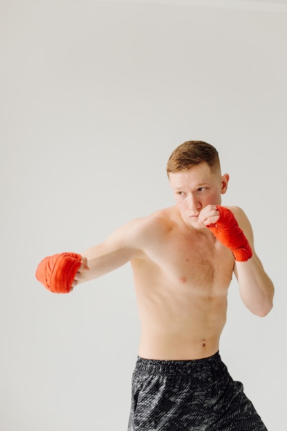 Athlétique Jeune Homme Faisant Des Séances D'entraînement à La Maison, Homme Faisant De La Formation, échauffement Avant L'exercice De Poids.