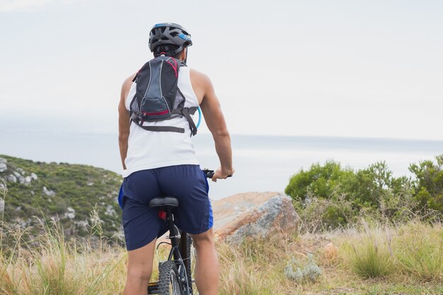 Athlétique jeune homme VTT