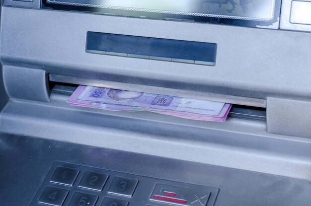 ATM gris métallisé donne de l'argent