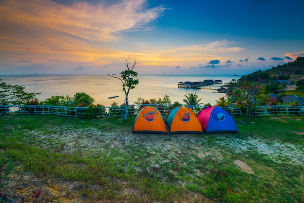 atmosphère de coucher de soleil à la villa sur la plage de Barelang et à la jetée en bois