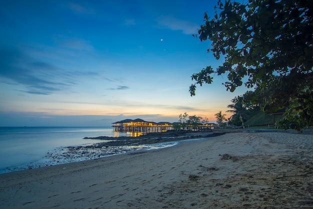 atmosphère de coucher de soleil à la villa sur la plage de Barelang et à la jetée en bois