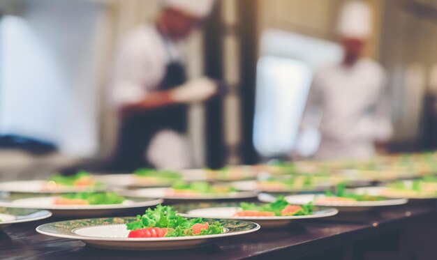 Photo l'atmosphère dans la cuisine dans l'arrangement des plats de nourriture cette image est douce focus