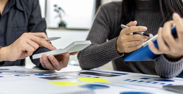 L'atmosphère dans la salle de réunion où les hommes d'affaires et les partenaires commerciaux se rencontrent, font des résumés de réunions et réfléchissent pour faire grandir davantage l'entreprise. Concept d'administration des affaires.