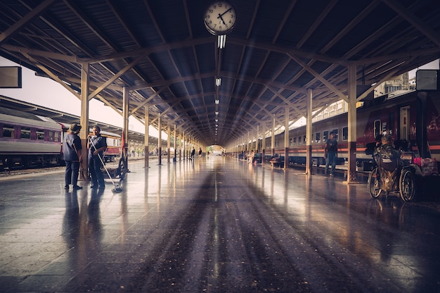 L&#39;atmosphère à l&#39;intérieur de la gare de Hua Lamphong à Bangkok