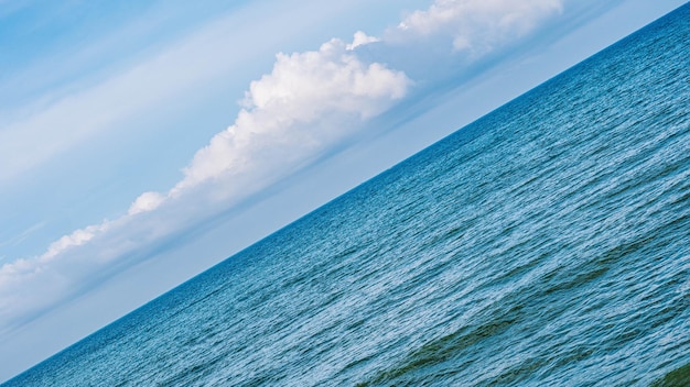 Atmosphère panorama Ciel clair mer calme ligne d'horizon nuage Concept mode de vie se déplacer couler vers le haut vers le bas progrès régresser choix direction développement vie Lignes droites diagonale bleu turquoise blanc