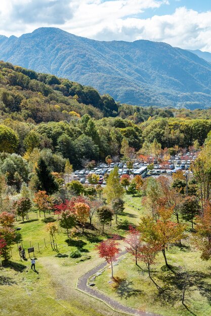 Photo l'atmosphère de la principale attraction touristique shin hotaka dans les couleurs d'automne avec un téléphérique et un téléphérique au service des touristes japon alpes shinhotaka ropeway et feuillage d'automne