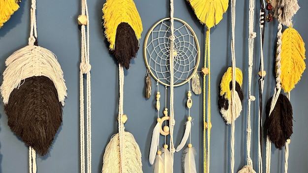 Atrapasueños decorativo en la pared. décoration d'intérieurs. orne colgante. Plumas et cuerdas