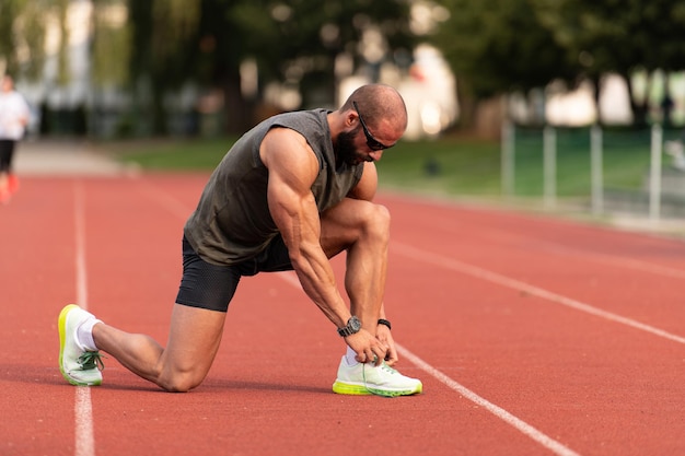 Attacher la chaussure de sport