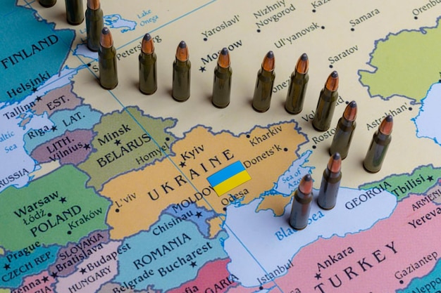 Attaque militaire contre l'Ukraine Véhicules de combat près de la carte ukrainienne Carte conceptuelle de la Russie et de l'Ukraine