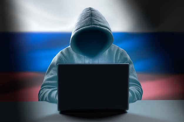 Attaque d'un pirate informatique russe Dangerous Hooded Hacker s'introduit dans les serveurs de données du gouvernement Pirate informatique de cybersécurité avec capuche Concept de piratage et de logiciels malveillants