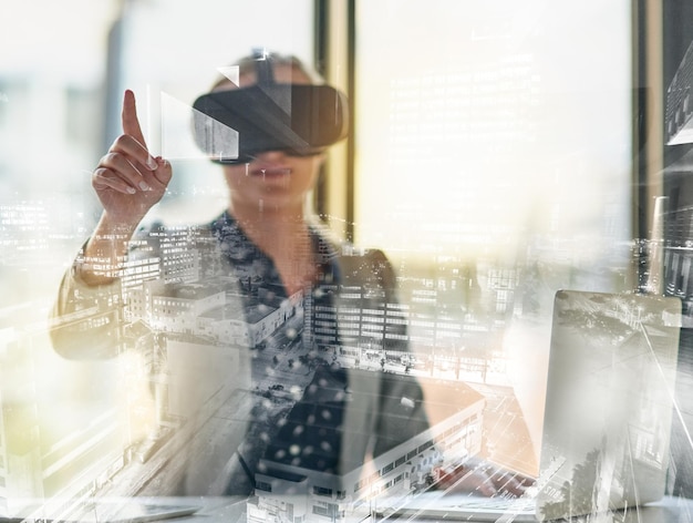 Atteindre un réseau d'affaires plus large grâce à la réalité virtuelle Photo d'une jeune femme d'affaires portant un casque de réalité virtuelle au travail