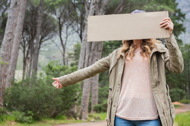 Attelage randonnée femme tenant un carton