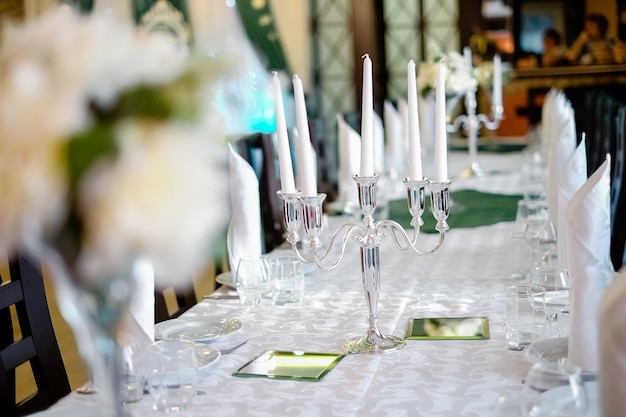 En attendant le dîner de gala aux chandelles dans un restaurant cher