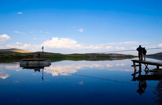 En attendant le ferry en fin d&#39;après-midi, en Mongolie