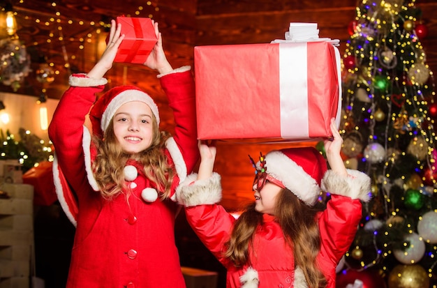 En attendant le Père Noël Amusez-vous Les enfants se joignent à la fête du carnaval de Noël Soyez Jolly et faites bonne humeur pour Noël vient mais une fois par an De jolies filles sœurs amies célèbrent Noël à la maison