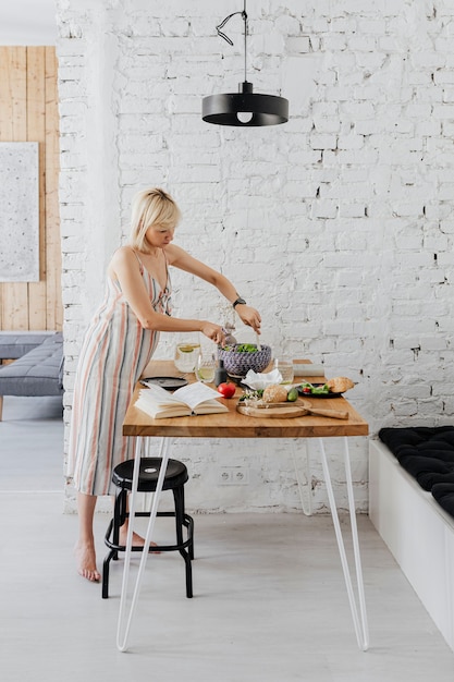 Photo attendre la mère préparant la salade dans la cuisine