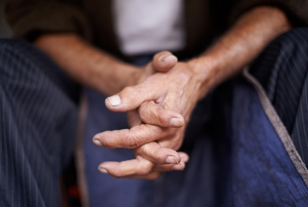 Attendre patiemment Photo recadrée d'un homme assis les mains jointes