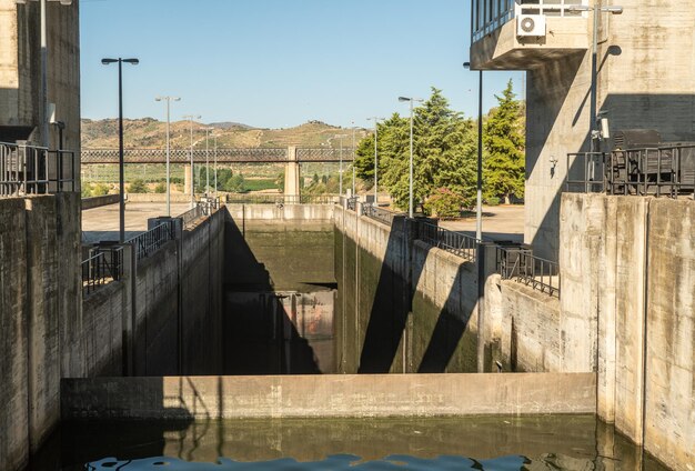 En attente à l'écluse du barrage de Pocinho sur le fleuve Douro au Portugal