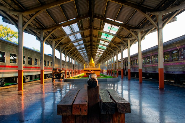 En attente de prendre le train à la gare de Chiang Mai